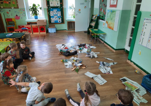 dzieci oglądają różne rodzaje śmieci